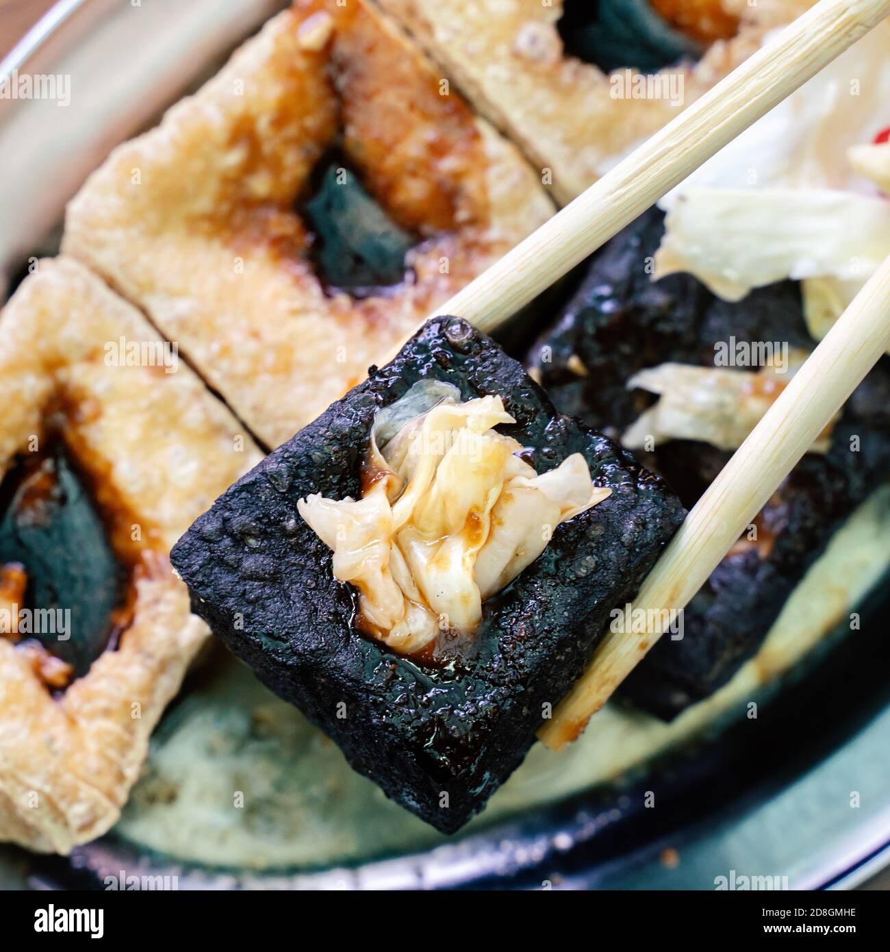 Tofu spinoso fritto, cagliata di fagioli fermentata con verdure di cavolo sottaceto, cibo di strada famoso e delizioso a Taiwan, stile di vita. Foto Stock