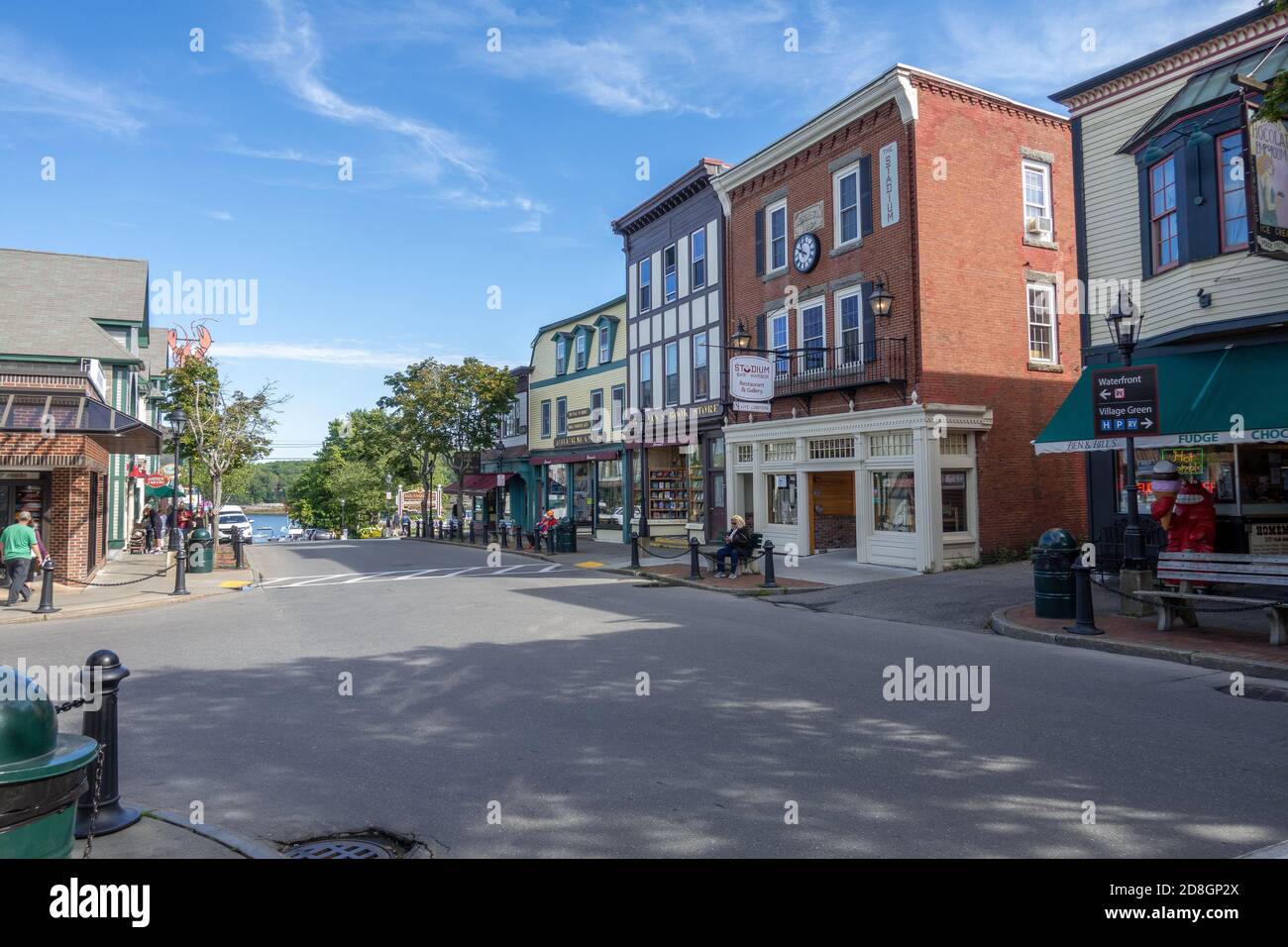 Negozi su Main Street Bar Harbour Maine cercando Stati Uniti Verso il porto Foto Stock