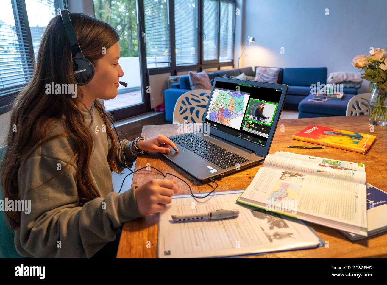Homeschooling, ragazza, 11 anni, imparare a casa, imparare a casa, lezioni a casa, imparare a distanza, chattare con insegnanti e compagni di classe via laptop, Foto Stock