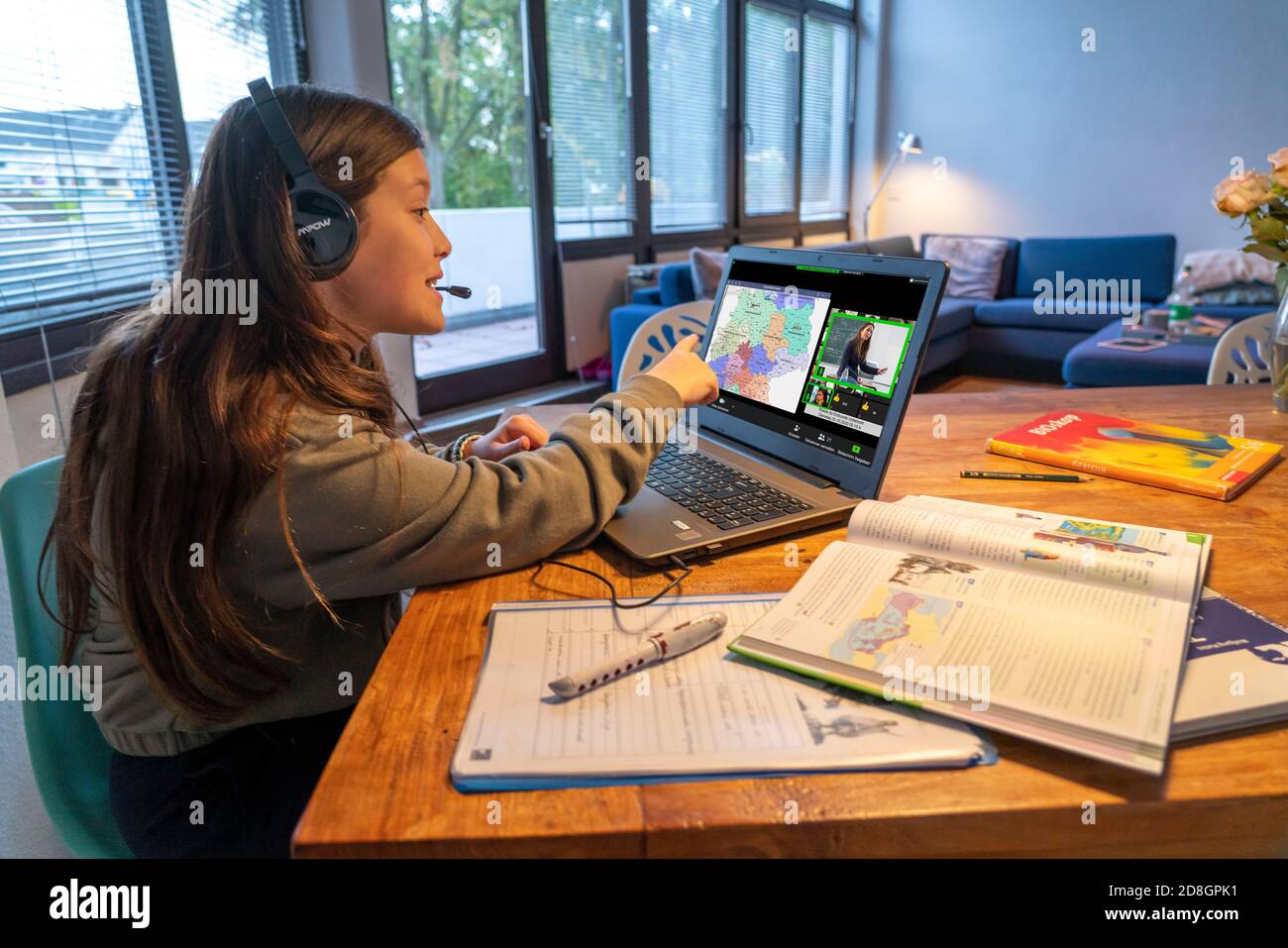 Homeschooling, ragazza, 11 anni, imparare a casa, imparare a casa, lezioni a casa, imparare a distanza, chattare con insegnanti e compagni di classe via laptop, Foto Stock