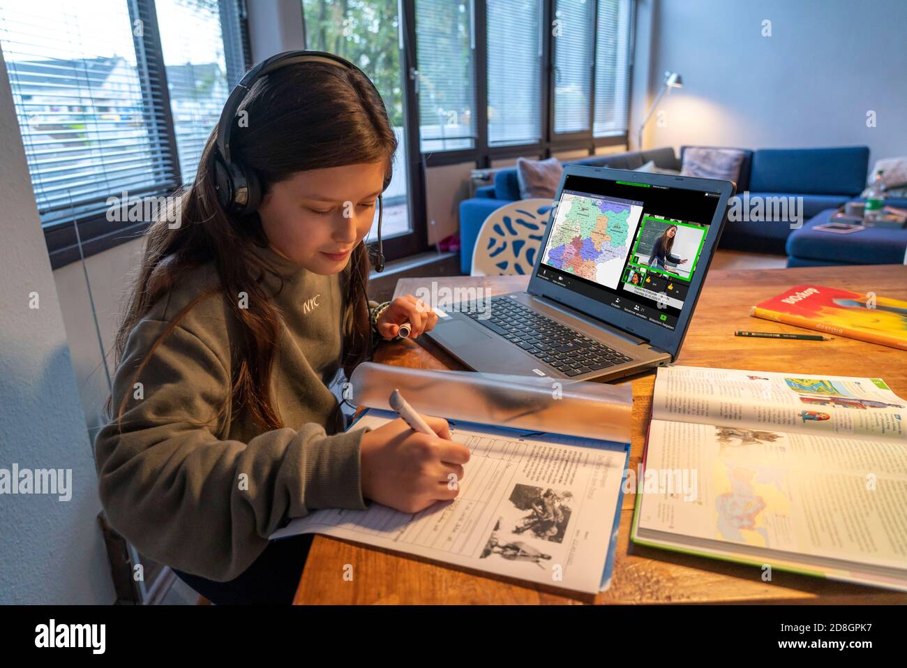 Homeschooling, ragazza, 11 anni, imparare a casa, imparare a casa, lezioni a casa, imparare a distanza, chattare con insegnanti e compagni di classe via laptop, Foto Stock