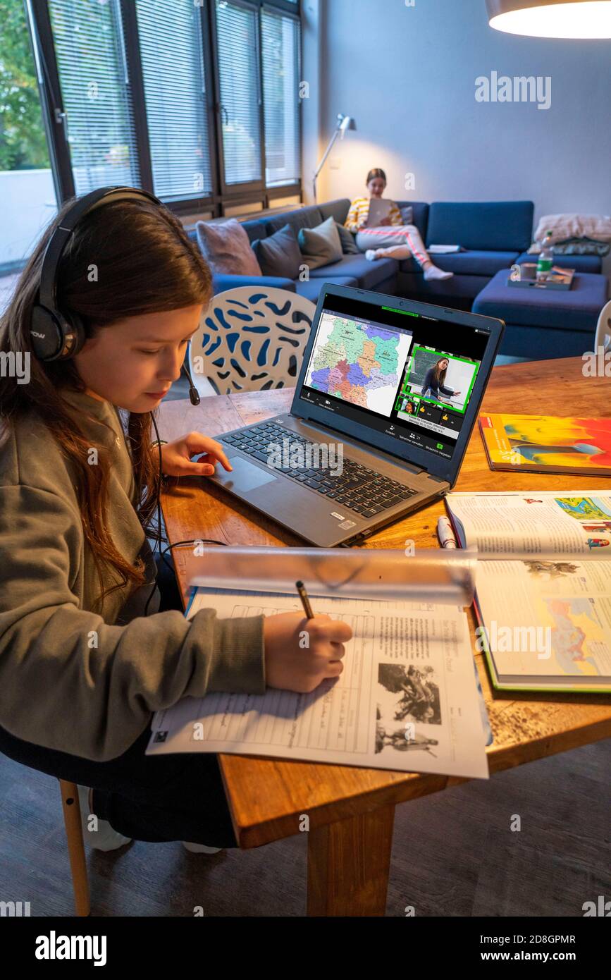 Homeschooling, ragazze, 11 anni, imparare a casa, imparare a casa, lezioni a casa, imparare a distanza, chattare con insegnanti e compagni di classe via laptop, Foto Stock
