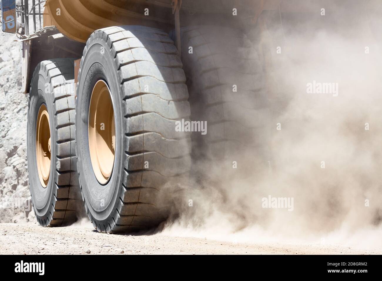 Calama, Cile - polvere sollevata da un camion di scarico in una miniera di rame. Foto Stock