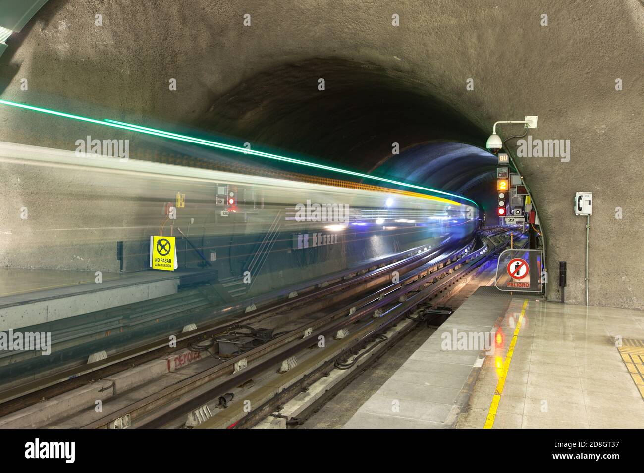 Sfocatura del movimento di un treno che esce dal tunnel della metropolitana alla Metro de Santiago, Santiago del Cile Foto Stock