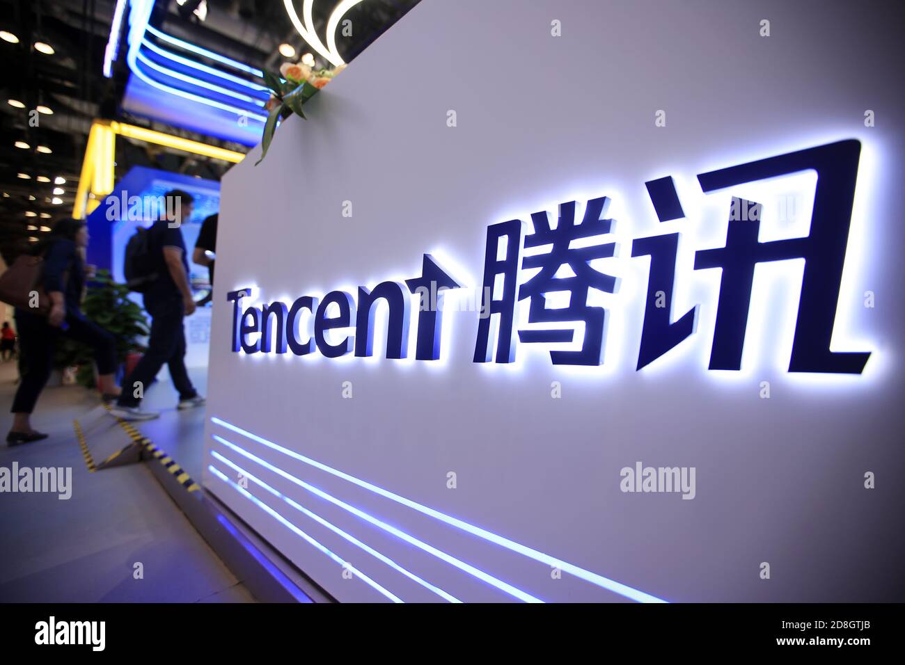 In questa foto non localizzata, il logo di Tencent, holding multinazionale cinese di conglomerati tecnologici, è visto il suo stand durante una mostra, Foto Stock