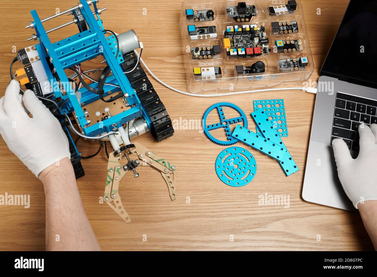 Robot di assemblaggio per bambini con schede tramite computer sopra la vista Foto Stock