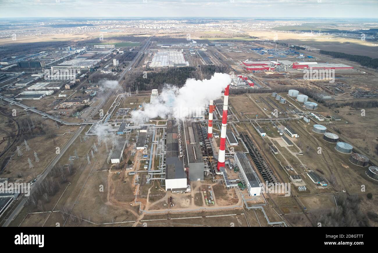 Emissione di fumo dall'antenna industriale sopra la vista del drone Foto Stock