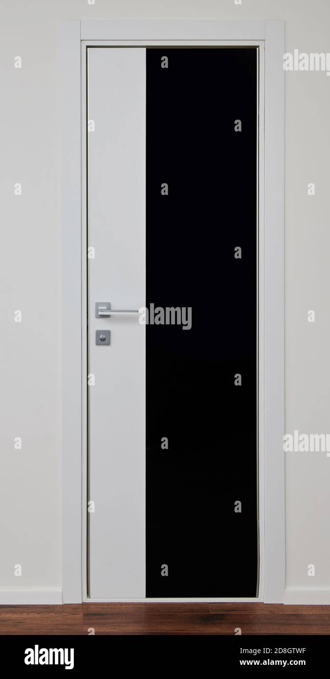 Porta bianca con pavimento interno in legno isolato Foto Stock