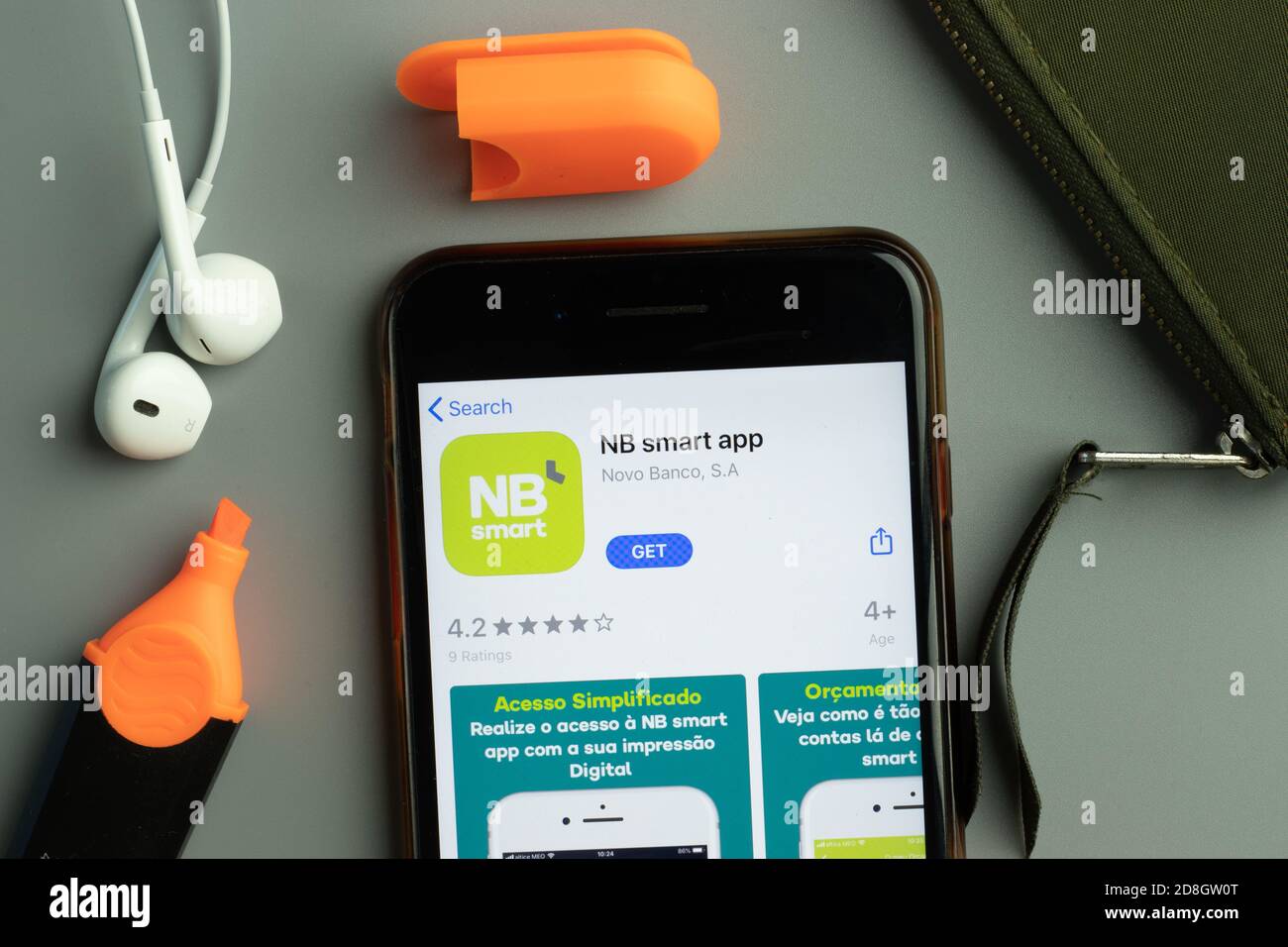 New York, USA - 26 ottobre 2020: Logo dell'icona dell'app mobile intelligente NB sullo schermo del telefono primo piano, editoriale illustrativo Foto Stock