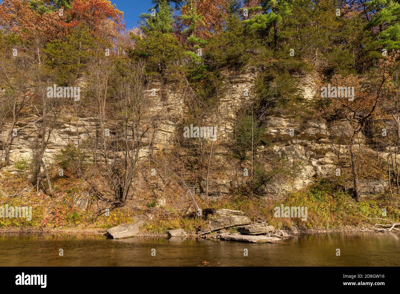 Root River in autunno - un fiume panoramico vicino a una scogliera. Foto Stock