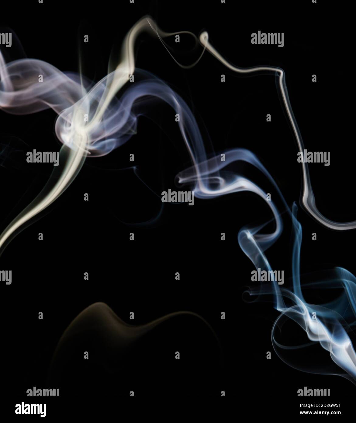 La linea di fumo blu ruota su sfondo nero isolato Foto Stock