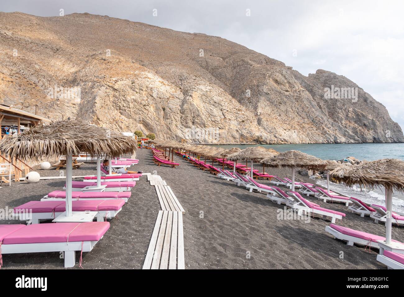 Perissa, Isola di Santorini, Grecia - 19 settembre 2020: Vista dall'alto  della spiaggia di Perissa sull'isola greca di Santorini con lettini e  ombrelloni rosa. BEAC Foto stock - Alamy