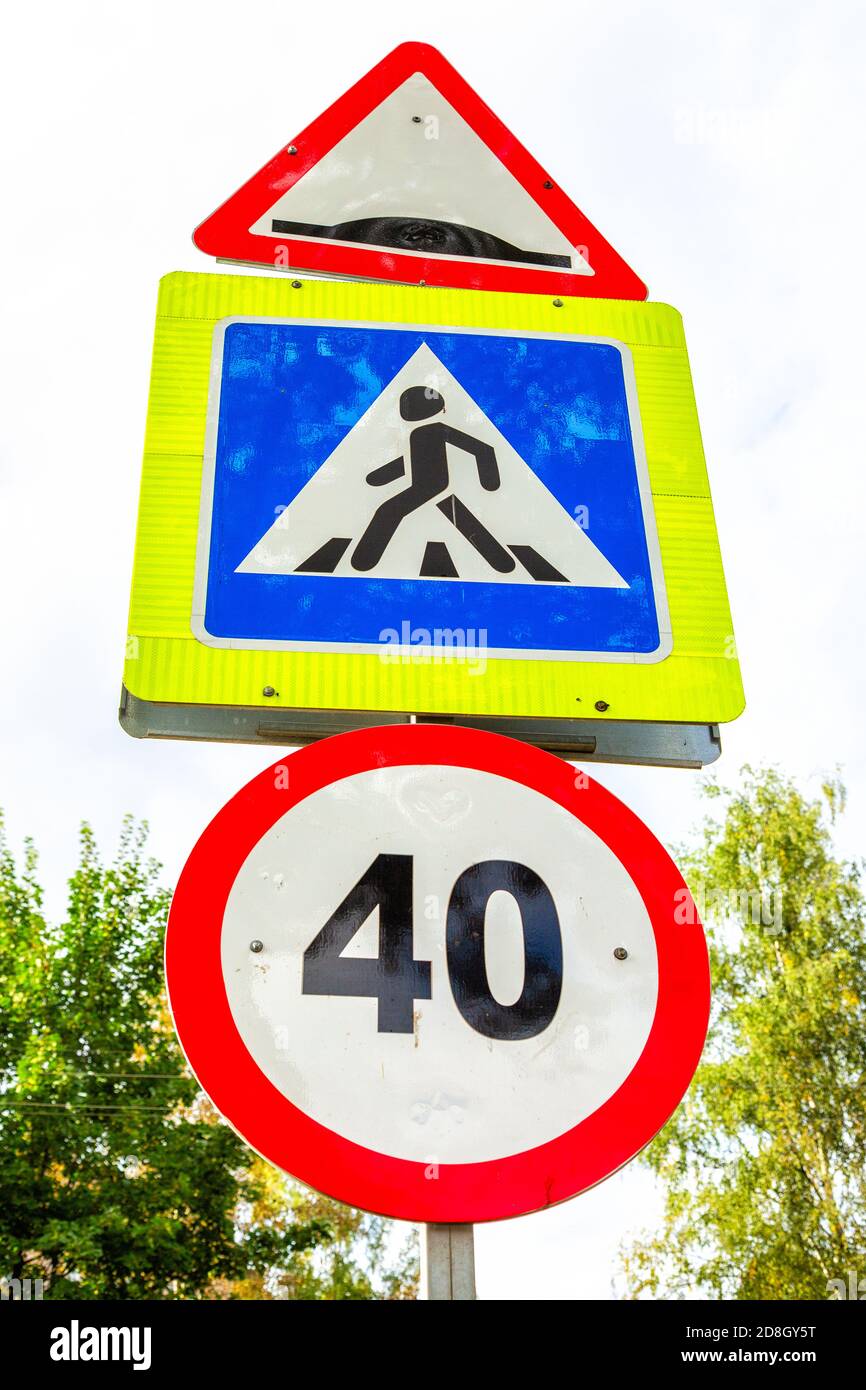 Segnaletica stradale per attraversamento pedonale e indicazione di limite di velocità da vicino Foto Stock
