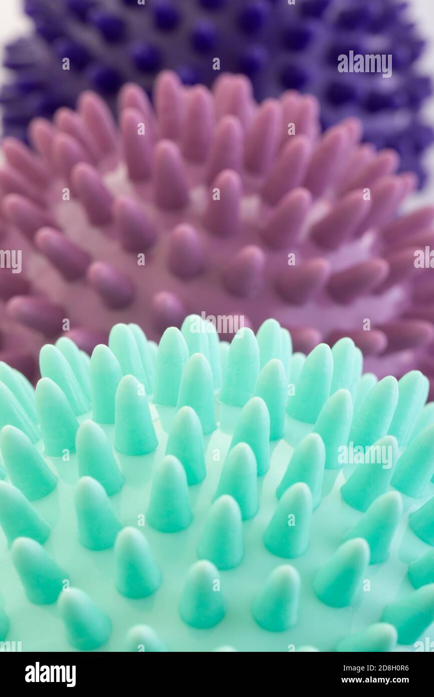 Tre palline di massaggio sportive con una più vicina a fuoco e l'altra sfocata da utilizzare come spazio di copia. Foto Stock