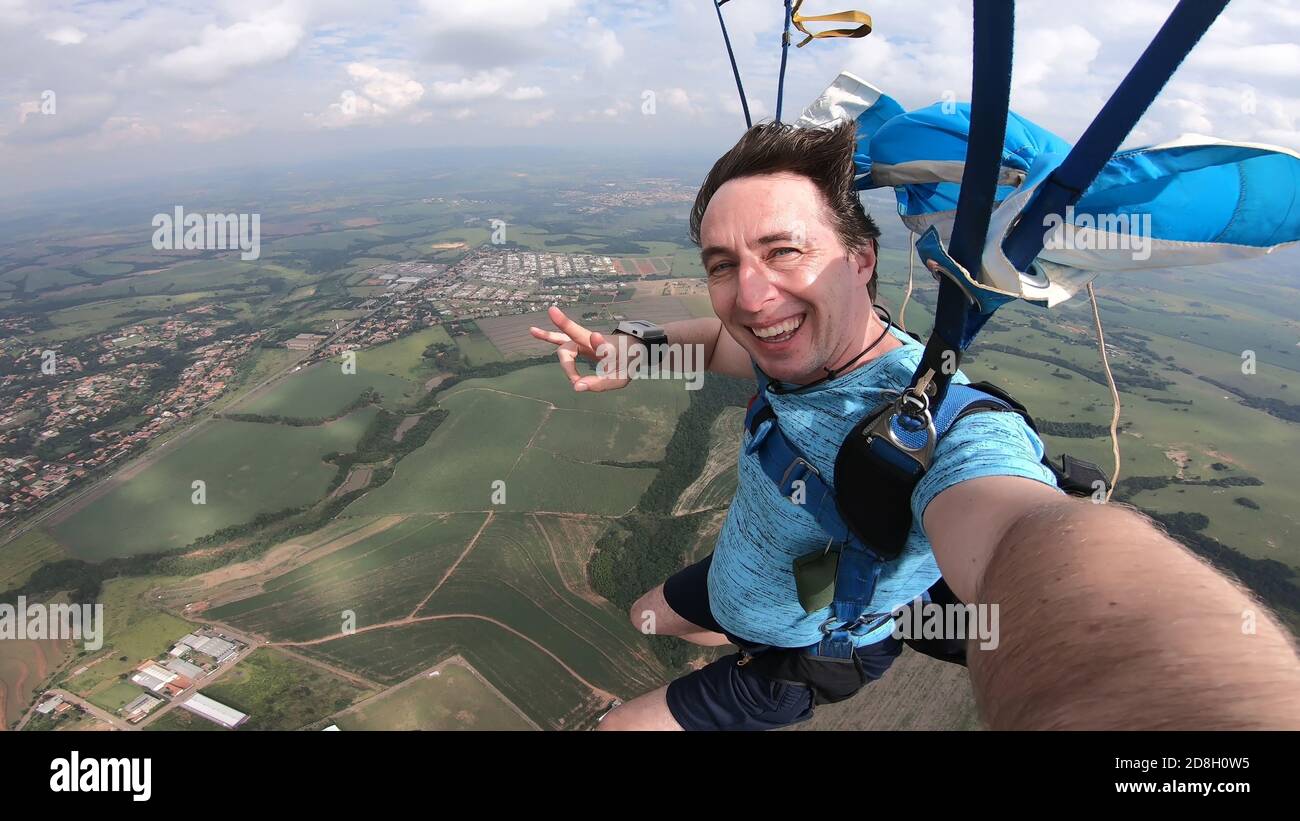 Skydiver che fa un selfie dopo la caduta libera Foto Stock