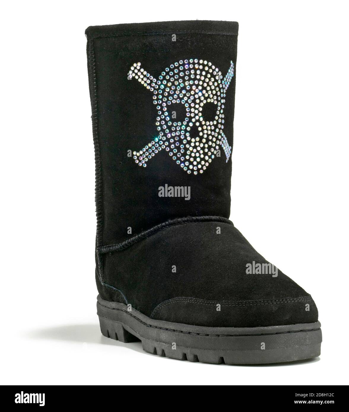 Uno stivale nero in pelle scamosciata con cranio in rhinestone fotografato su una sfondo bianco Foto Stock