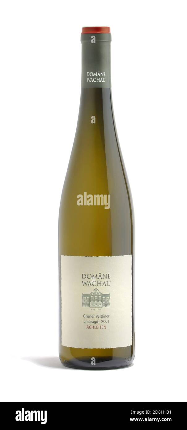 Bottiglia di Domane Wachau, vino bianco austriaco fotografato su sfondo bianco Foto Stock