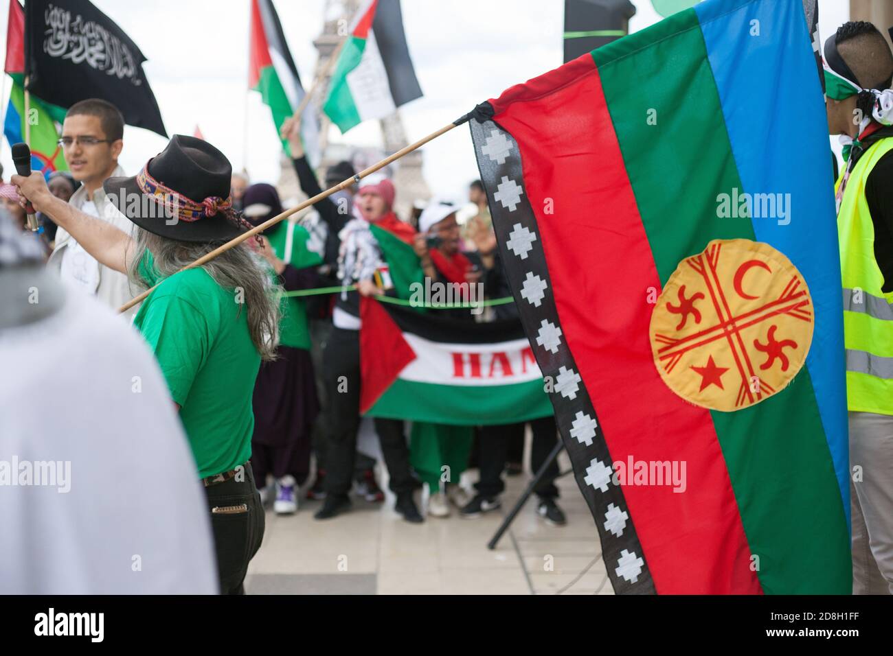 Daeh bandiera nera dello stato islamico di fronte La Torre eiffel in una manifestazione pro-palestinese al Trocadero di Parigi Francia Foto Stock