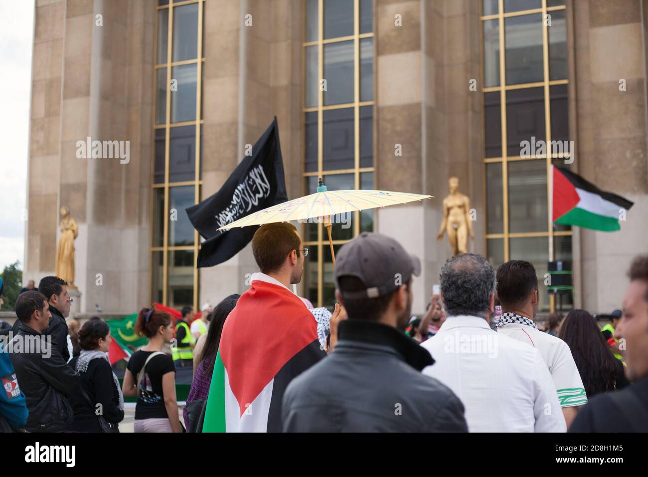 Daeh bandiere nere dello Stato islamico in un pro-palestinese Dimostrazione a Parigi Trocadero Francia Foto Stock