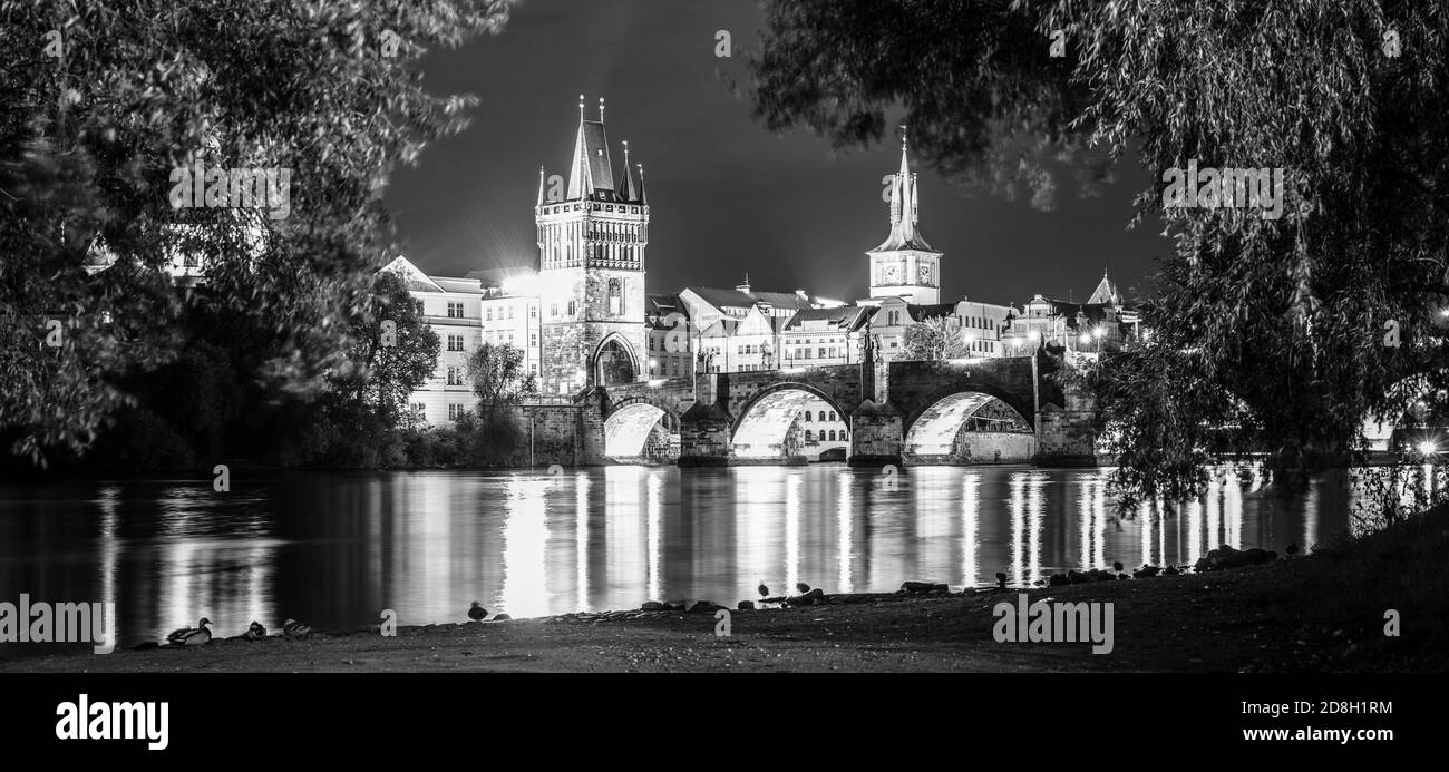 Ponte Carlo e fiume Moldava di notte. Praga, Repubblica Ceca. Immagine in bianco e nero. Foto Stock