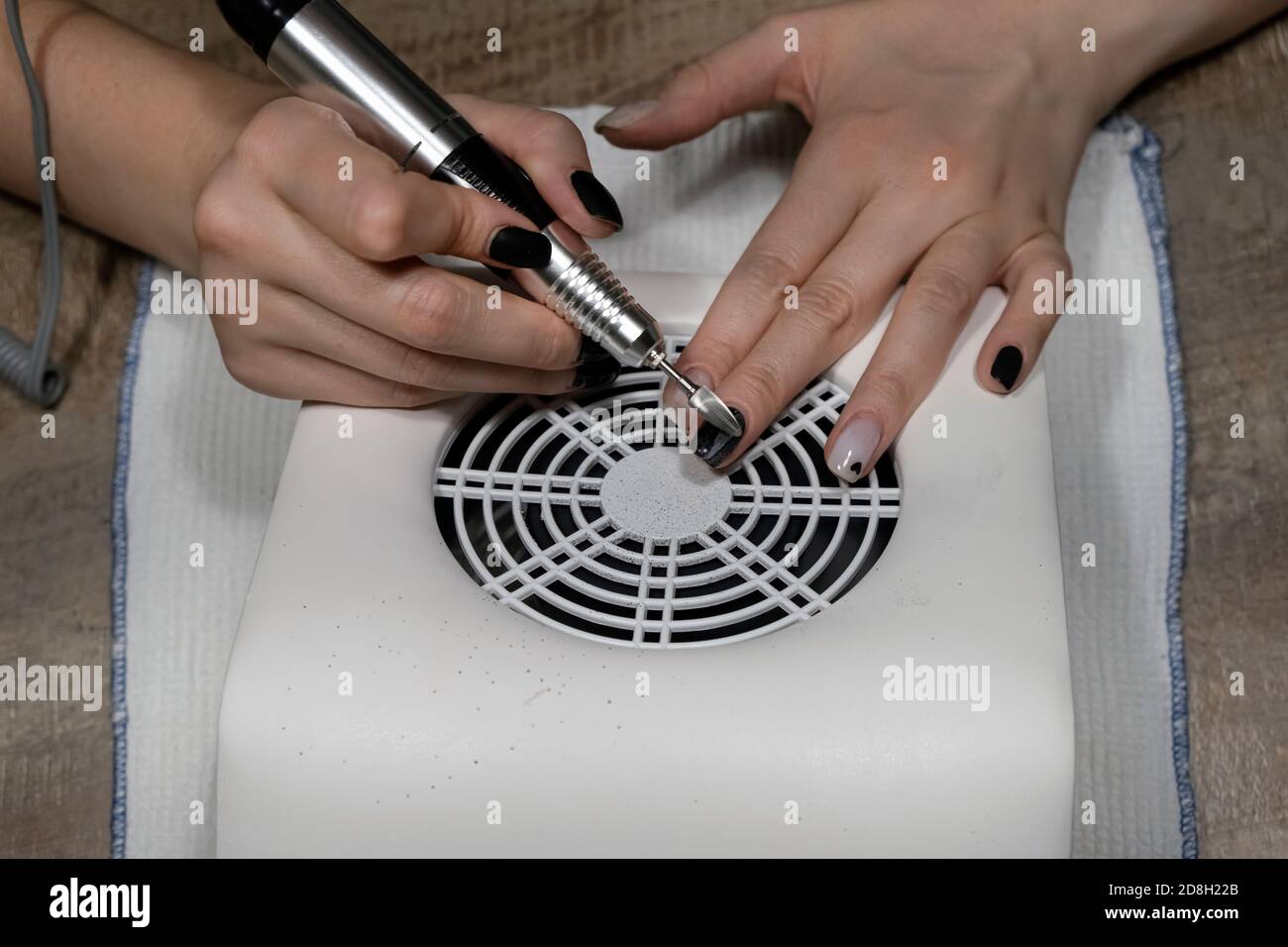 Concetto di bellezza e assistenza sanitaria. Manicure hardware, rimozione di gel lucidante dai chiodi a casa, vista dall'alto Foto Stock