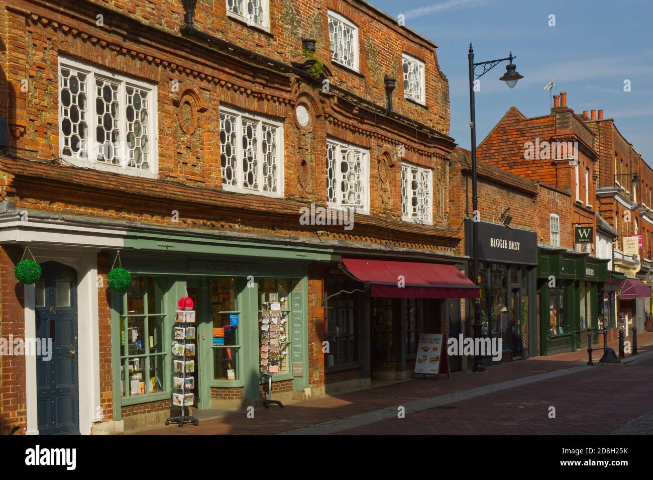 Architettura mista di vecchi edifici in via dello shopping, Godalming, Surrey, Inghilterra Foto Stock