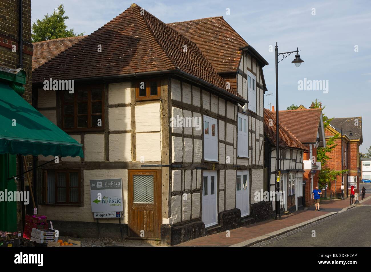 Architettura mista di vecchi edifici in via dello shopping, Godalming, Surrey, Inghilterra Foto Stock