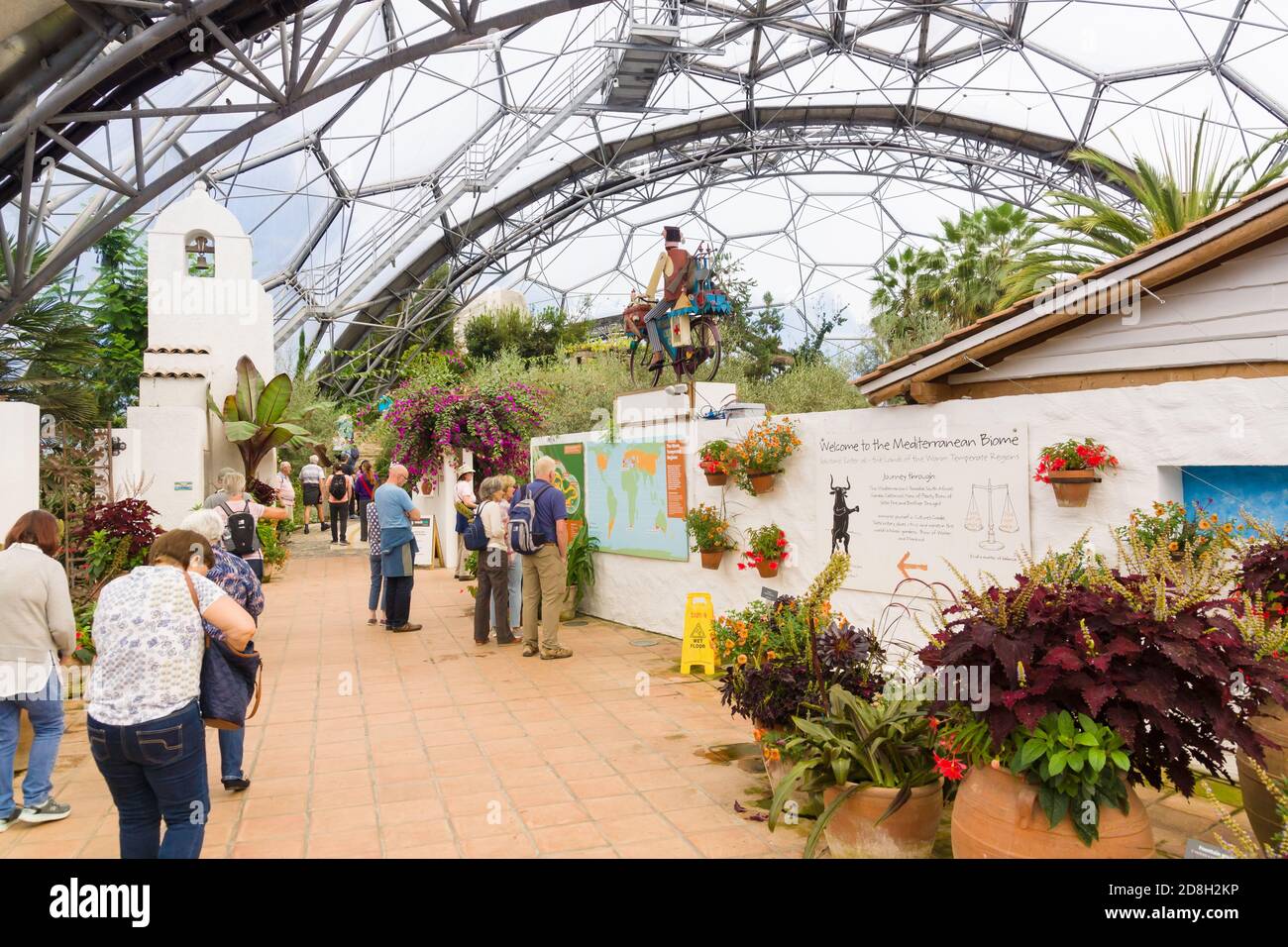 Il progetto Eden Mediterraneo biome una popolare attrazione turistica con giardini tropicali ospitati in cupole giganti Foto Stock