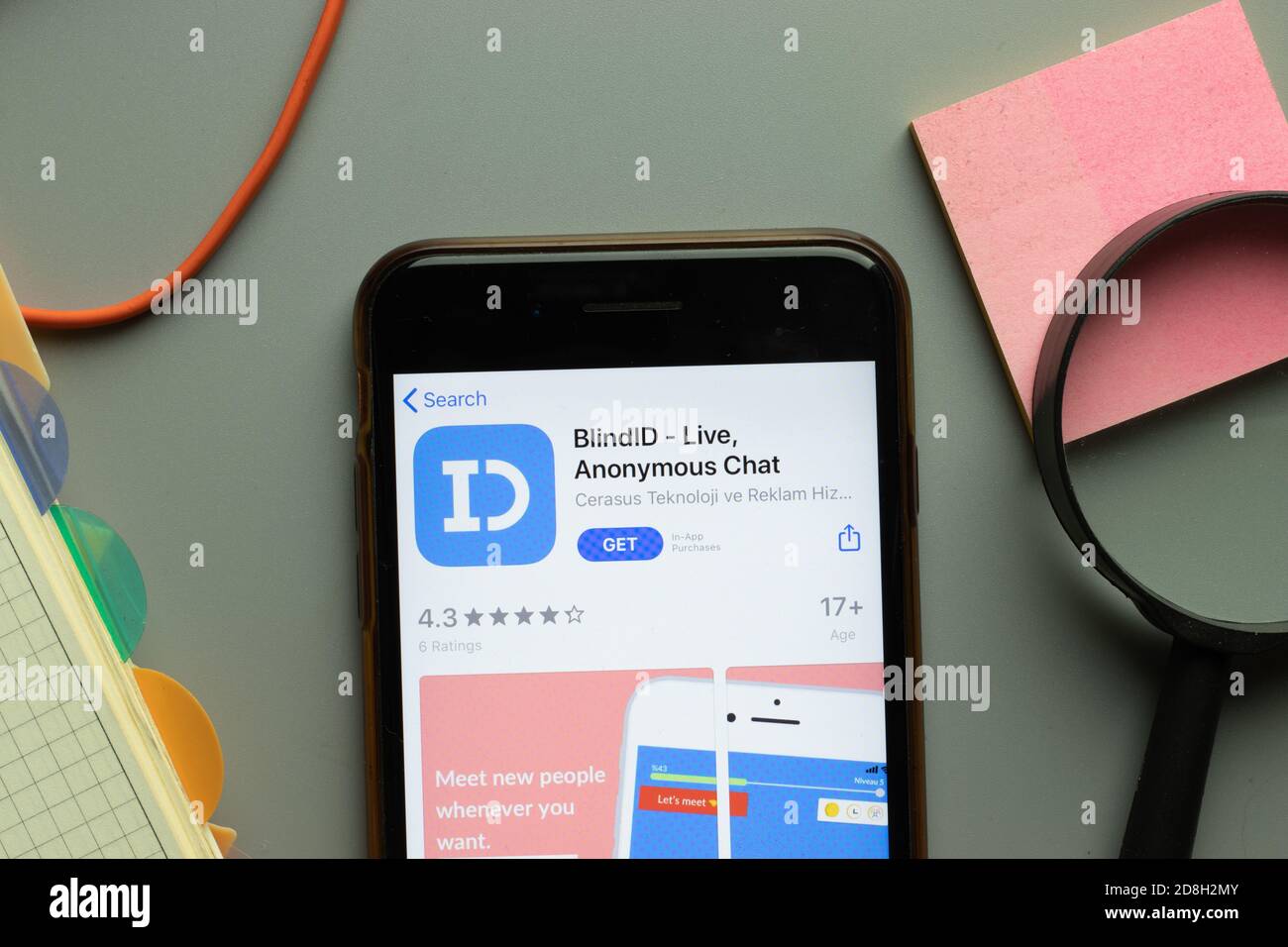New York, USA - 26 Ottobre 2020: BlindID live anonymous chat mobile app logo on phone screen close up, illustrative Editorial Foto Stock