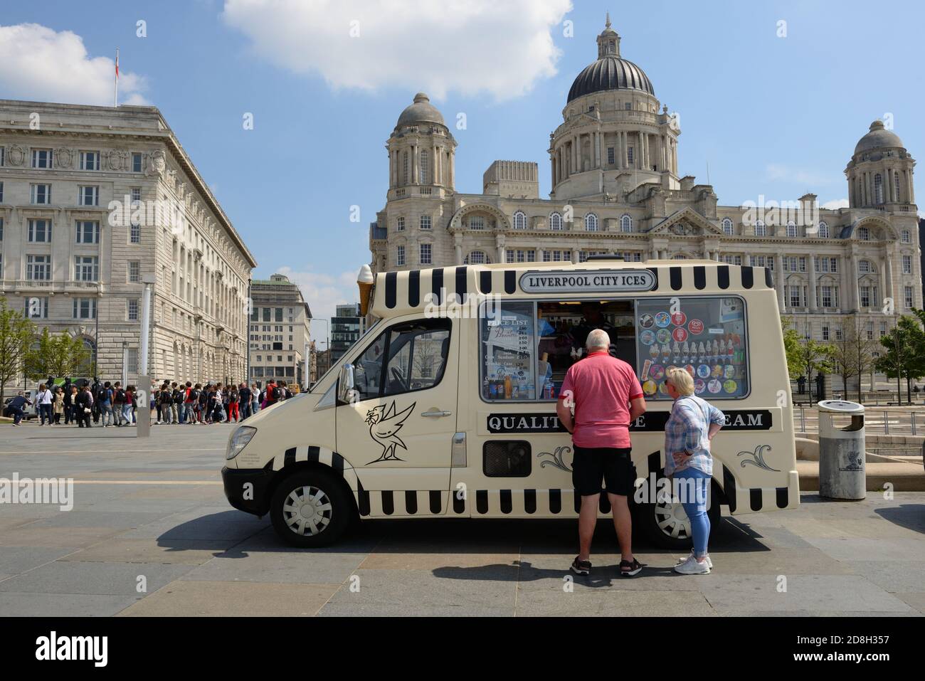 Una coppia matura viene servita in un gelateria sul lungomare di Liverpool, Inghilterra, Regno Unito, Europa Foto Stock