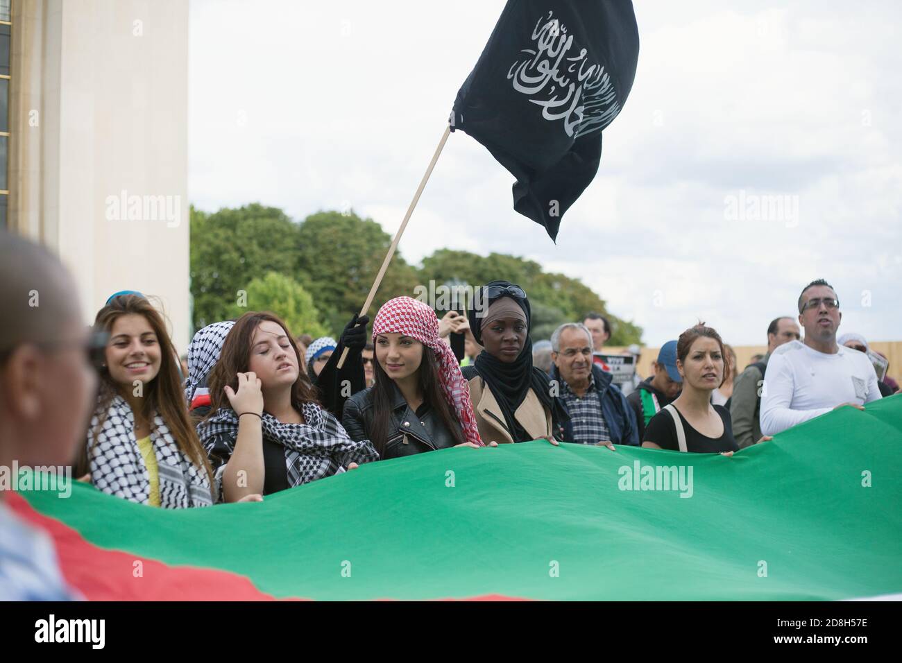 Daeh bandiere nere dello Stato islamico in un pro-palestinese Dimostrazione a Parigi Trocadero Francia Foto Stock