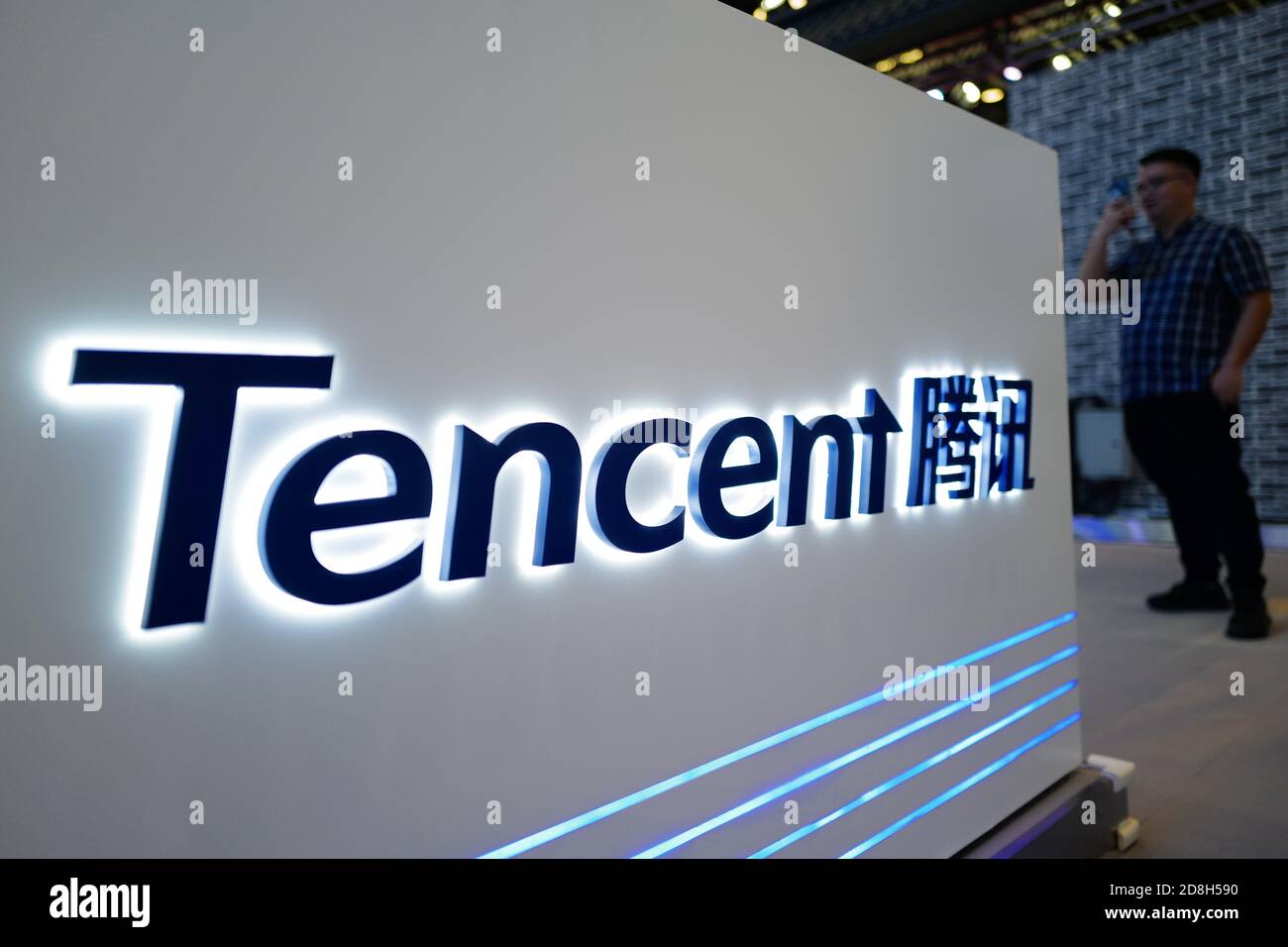 In questa foto non localizzata, il logo di Tencent, holding multinazionale cinese di conglomerati tecnologici, è visto il suo stand durante una mostra, Foto Stock