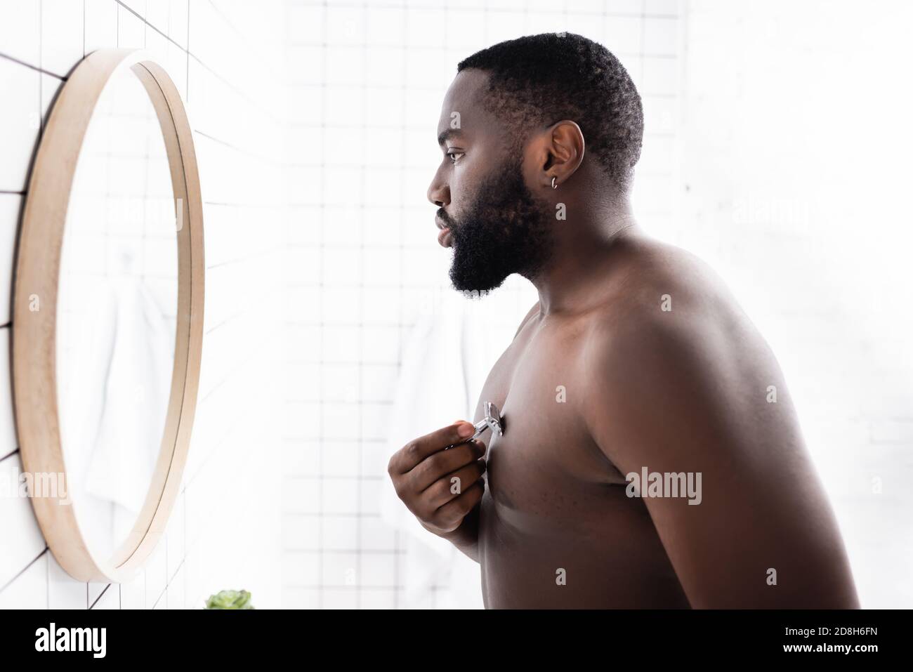 vista laterale del petto di rasatura afro-americano uomo con rasoio Foto  stock - Alamy