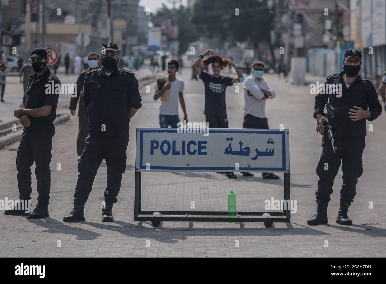 Jabalia, territori palestinesi. 30 Ott 2020. Gli ufficiali di polizia sono in guardia durante un raduno nel campo di Jabalia organizzato dai sostenitori del movimento di resistenza islamica Hamas contro i commenti del presidente francese Emmanuel Macron sulle vignette del profeta Islam Muhammad. Credit: Mohammed Talatene/dpa/Alamy Live News Foto Stock