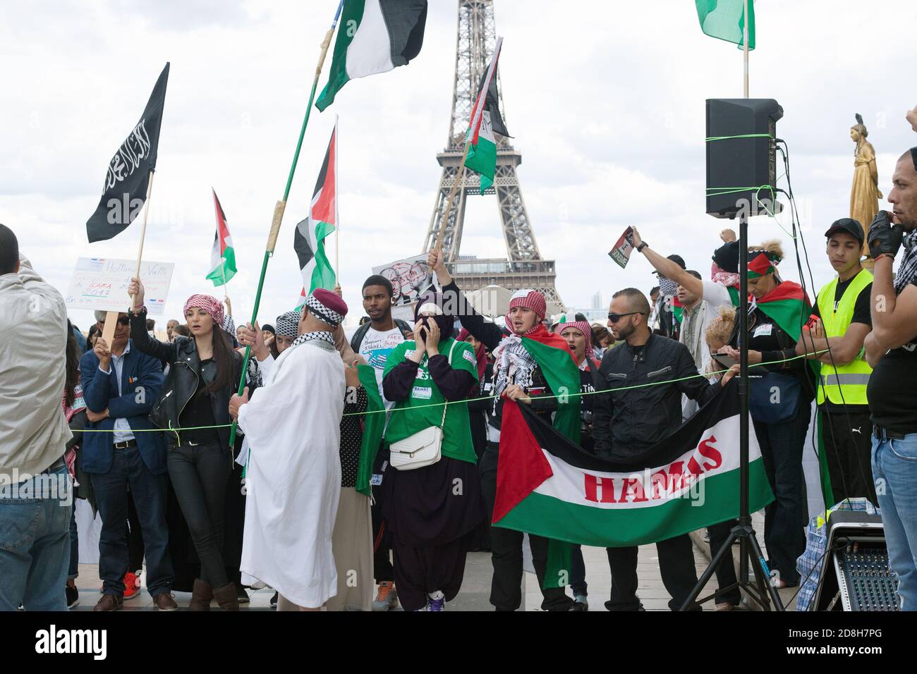 Daeh bandiera nera dello stato islamico di fronte La Torre eiffel in una manifestazione pro-palestinese al Trocadero di Parigi Francia Foto Stock