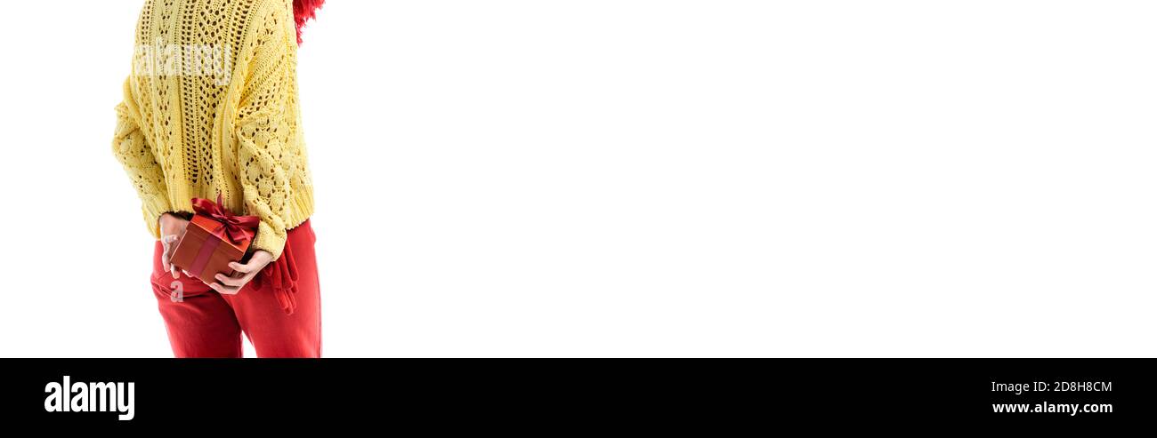 raccolto panoramico di giovane donna in maglia che tiene presente retro isolato su bianco Foto Stock