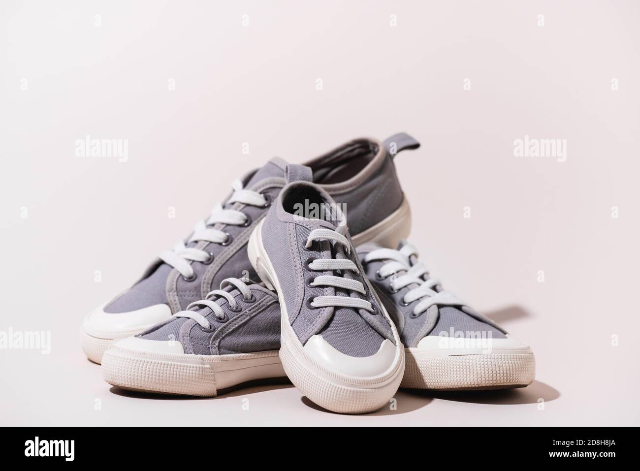 sneaker casual grigie su sfondo bianco Foto Stock