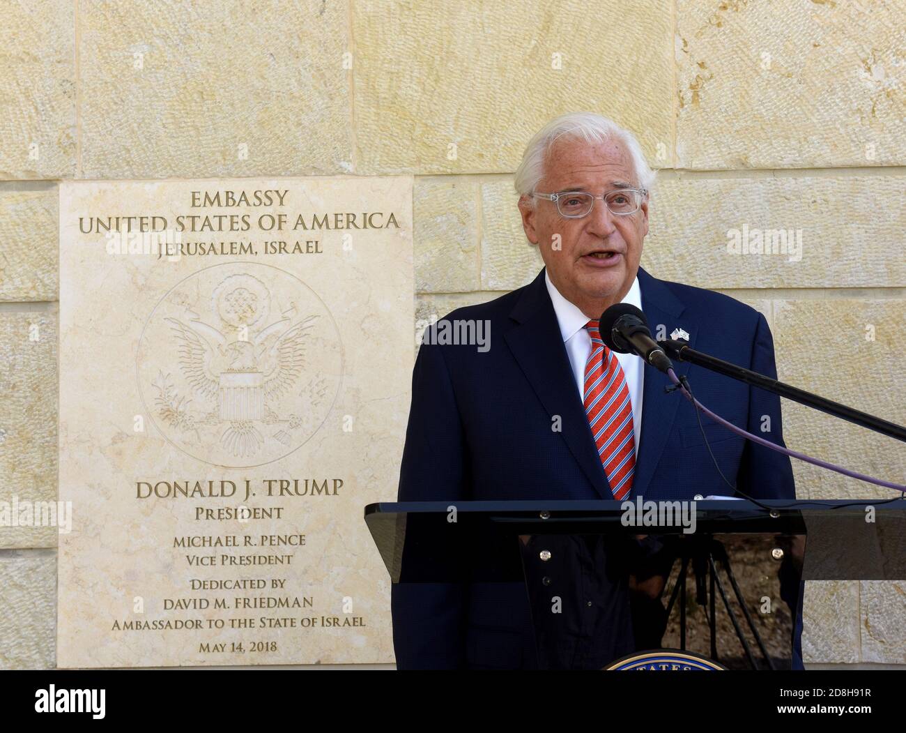 Gerusalemme, Israele. 30 Ott 2020. L'Ambasciatore degli Stati Uniti in Israele David Friedman parla ad una cerimonia presso l'Ambasciata americana a Gerusalemme, venerdì 30 ottobre 2020. I cittadini statunitensi nati a Gerusalemme possono ora elencare Israele come il loro luogo di nascita nei passaporti americani. L’amministrazione Trump ha recentemente attivato un atto del Congresso approvato nel 2002. Foto di Debbie Hill/UPI Credit: UPI/Alamy Live News Foto Stock