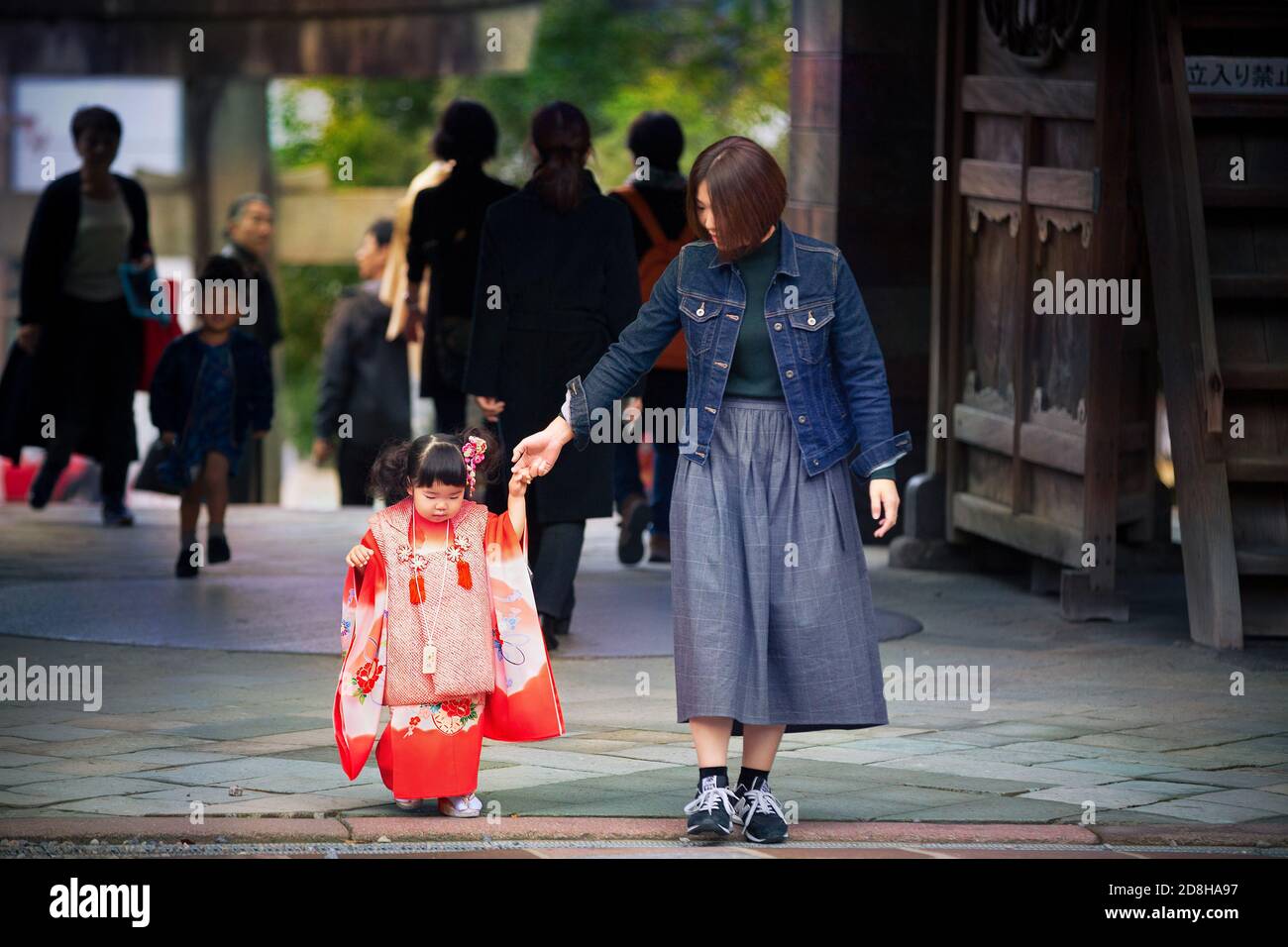 La ragazza giapponese con la madre celebra il rituale di Shichi-Go-San al santuario di Oyama Jinja, Kanazawa Foto Stock