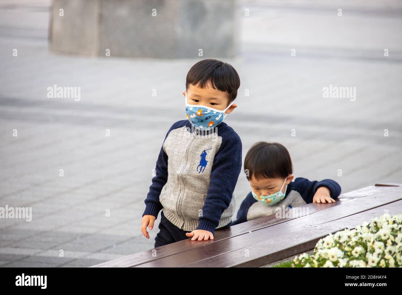 Ragazzi coreani che indossano maschere durante la pandemia di Coronavirus, Seul, Corea del Sud Foto Stock