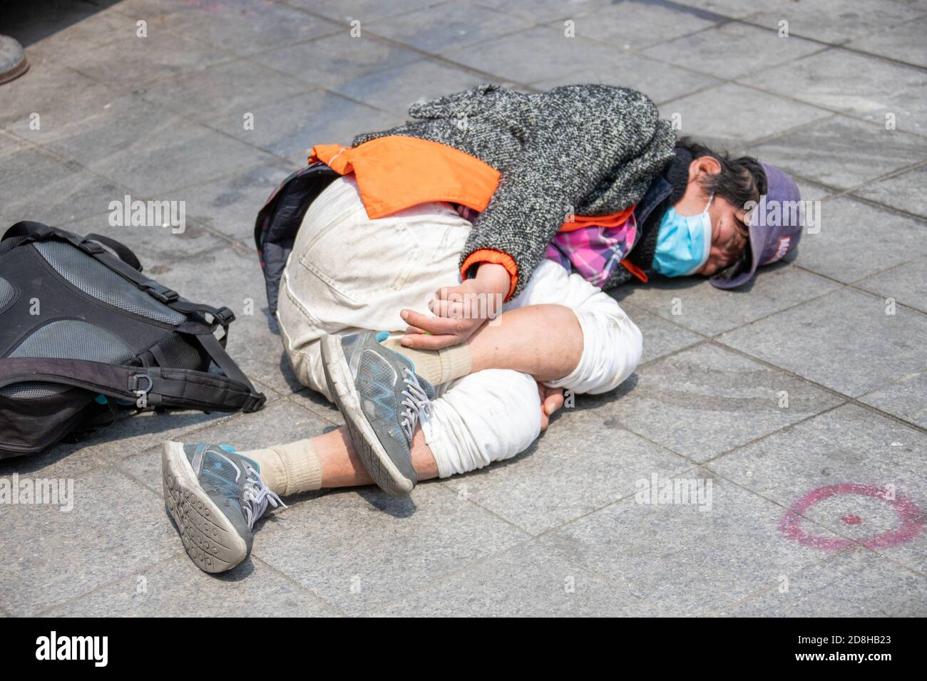 Uomo senza dimora che indossa una maschera durante la pandemia di Coronavirus, Seoul, Corea del Sud Foto Stock