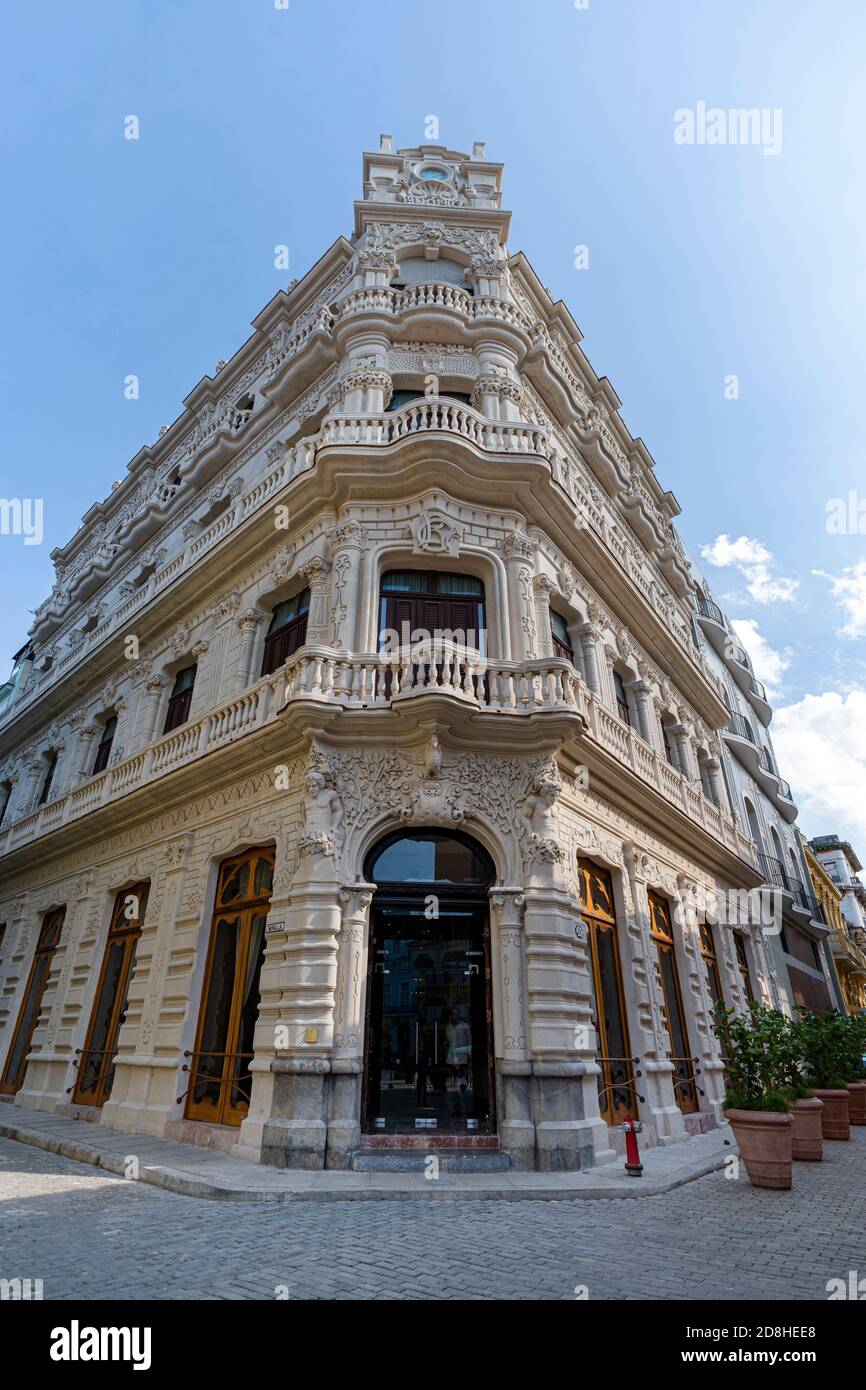 Bella facciata dell'edificio in stile coloniale. Foto Stock
