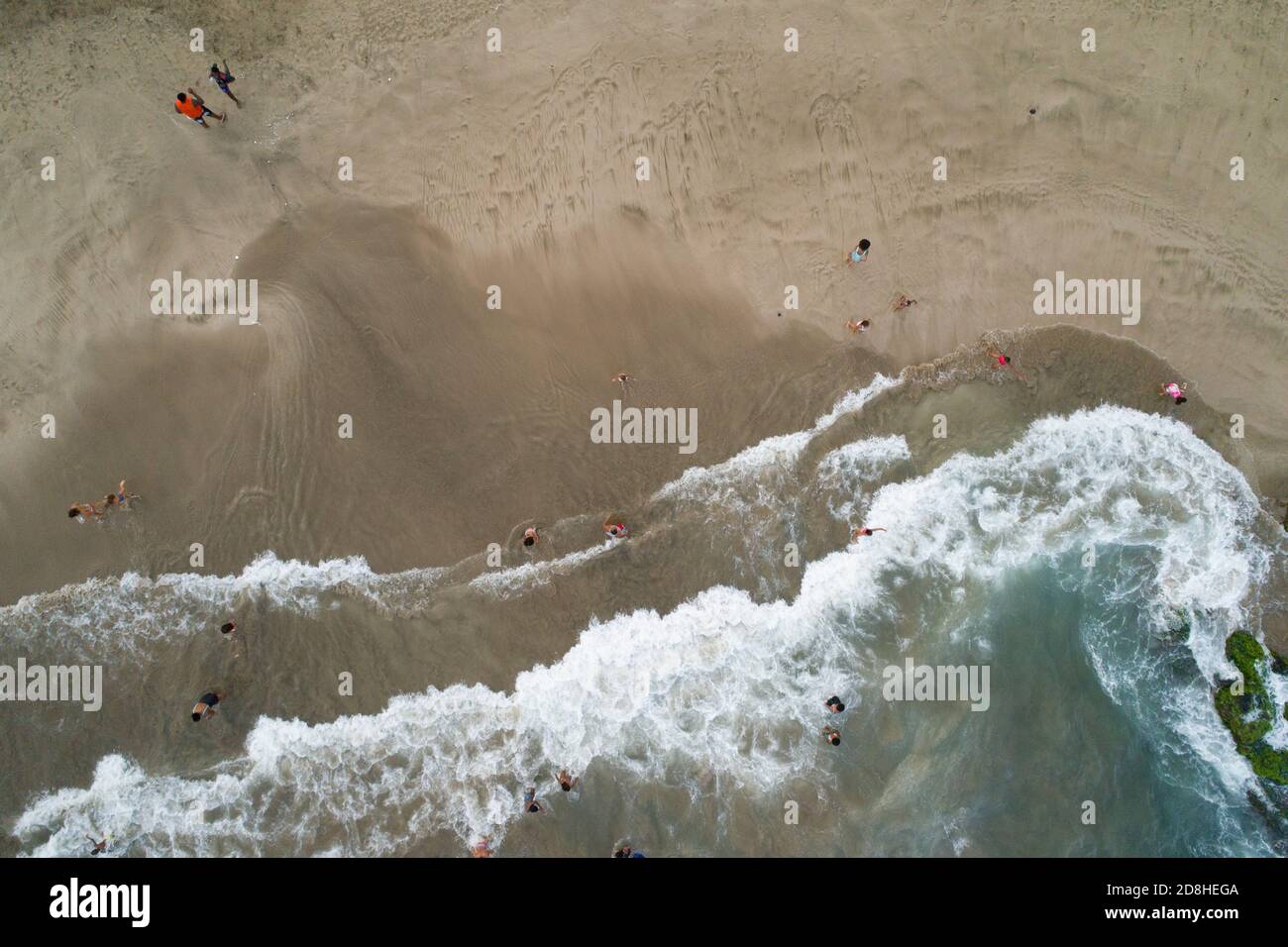I beachgoers giocano in acqua e nella sabbia in una spiaggia a Santiago, Cabo Verde. 12 luglio 2017 Millennium Challenge Corporation, Cabo Verde Compact II P. Foto Stock