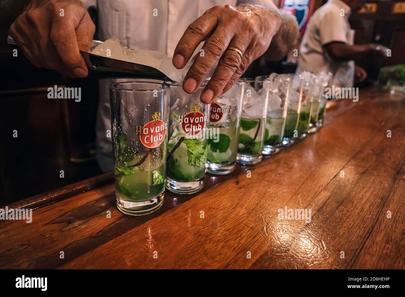 Mojito cocktail in un bar nel famoso bar la Bodeguita Del Medio Foto Stock