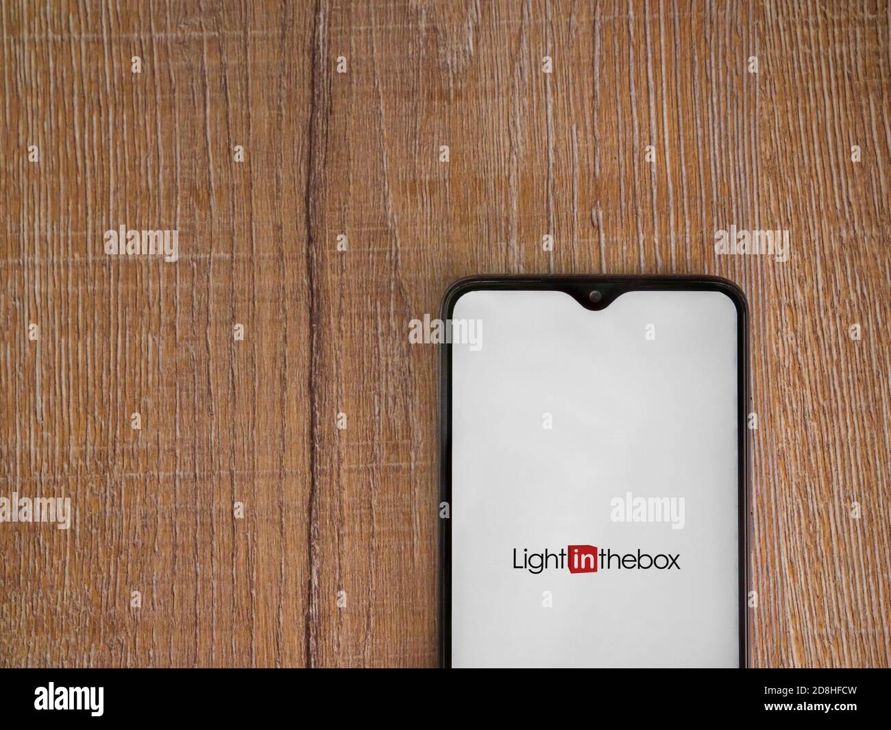 LOD, Israele - 8 luglio 2020: Schermo di lancio dell'app Lightinthebox con  logo sul display di uno smartphone nero su sfondo di legno. Vista dall'alto  piatta Foto stock - Alamy