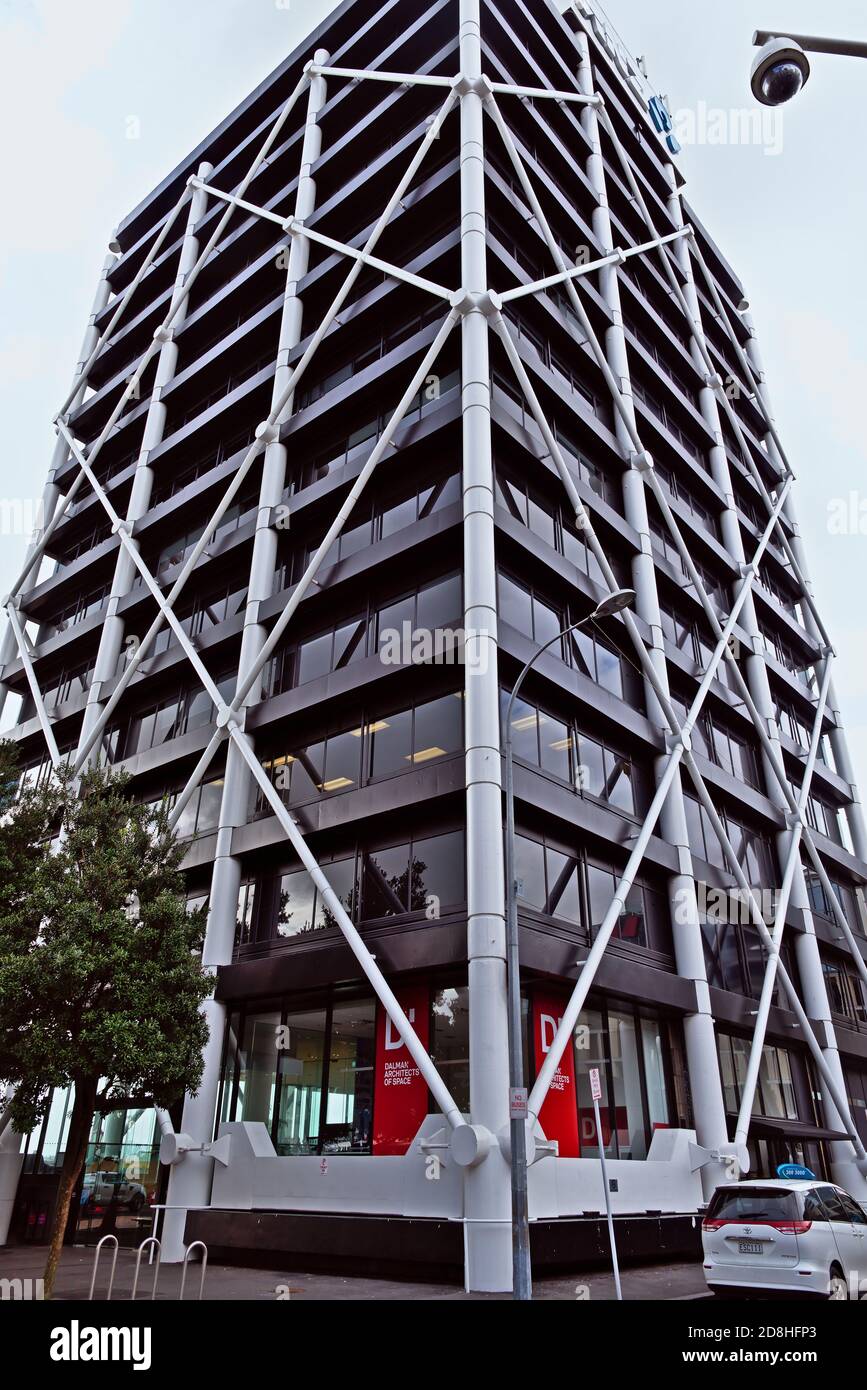 AUCKLAND, NUOVA ZELANDA - 12 agosto 2019: Vista di 2 edificio di Commerce Street con struttura in metallo Foto Stock