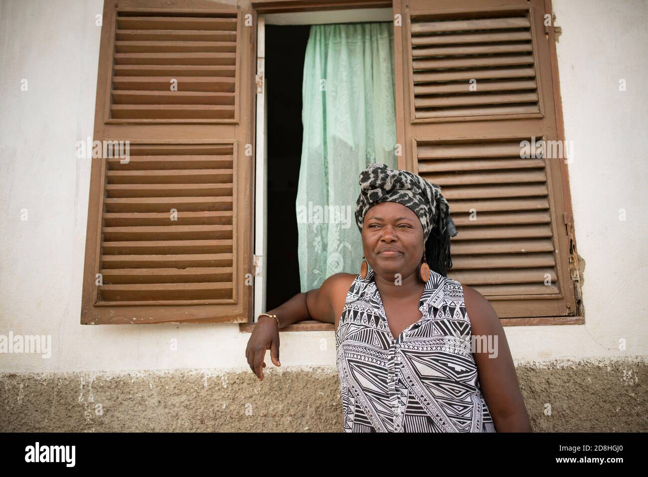 Ritratto di una bella donna africana fuori casa sull'isola di Maio, Capo Verde, Africa. Foto Stock Ritratto di una bella donna africana fuori casa sull'isola di Maio, Capo Verde, Africa. Foto Stock