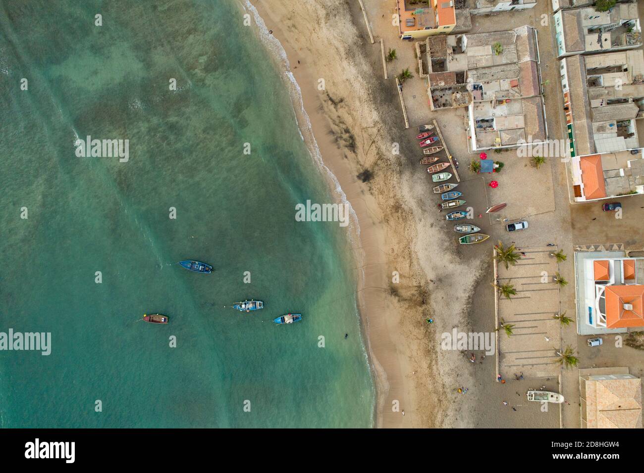 Vista aerea della piccola e remota città di Calheta sull'isola di Maio nell'arcipelago del Capo Verde. Foto Stock