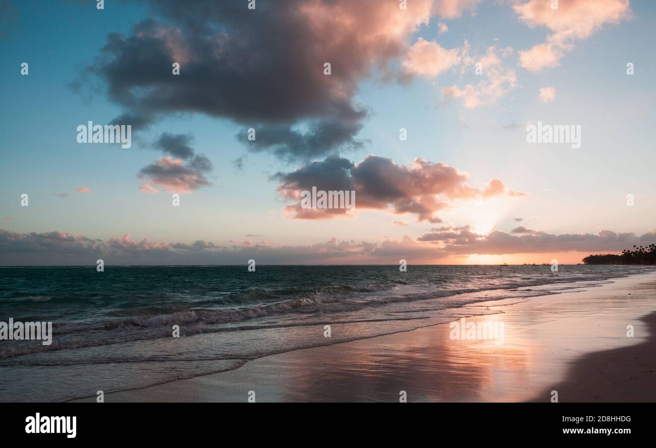 Alba sull'oceano Atlantico. repubblica Dominicana, Punta Cana spiaggia paesaggio Foto Stock