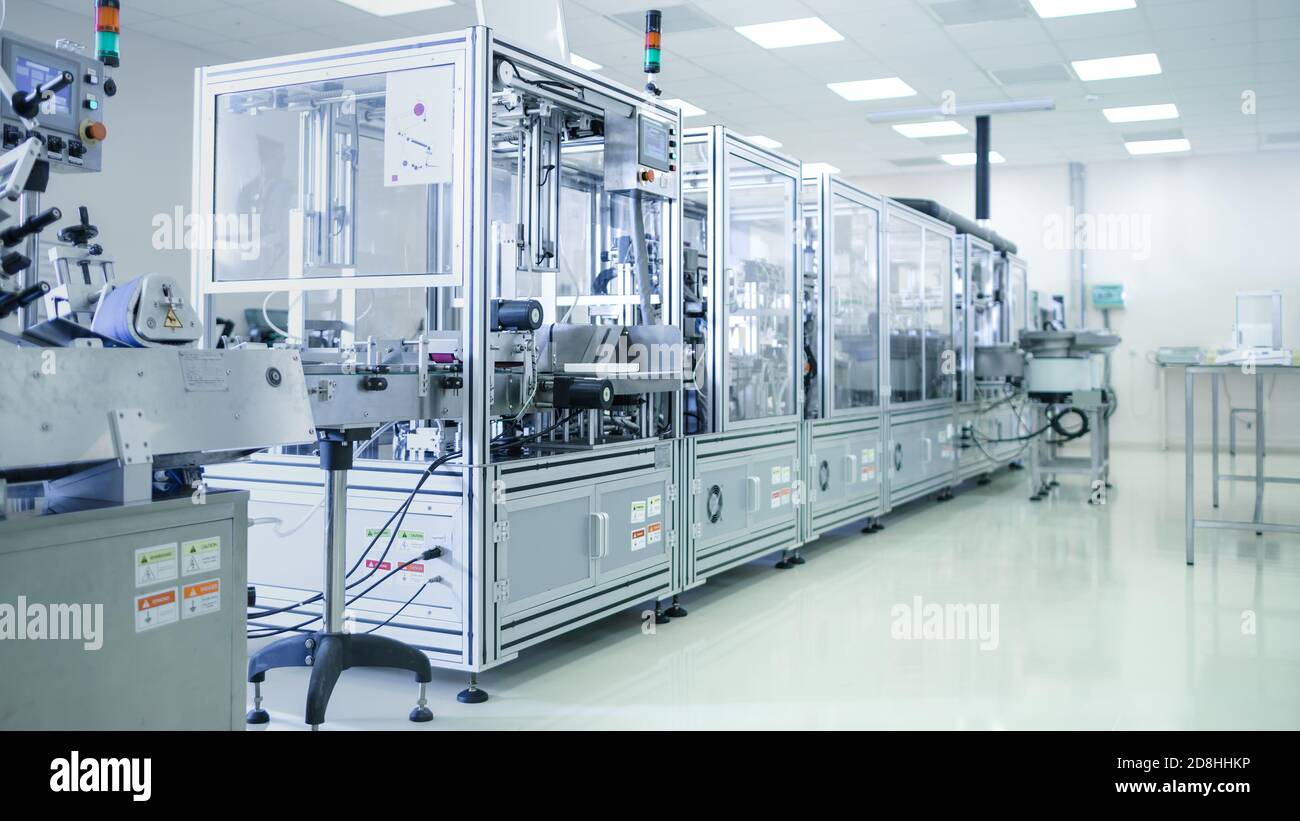 Shot of sterile Precision Manufacturing Laboratory con stampanti 3D, supercomputer e altre apparecchiature elettriche e macchine adatte per Foto Stock